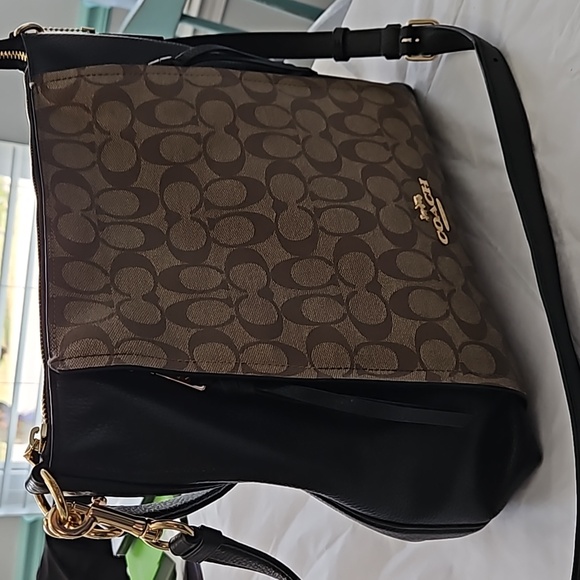 Coach Large Signature/ Black Shoulder Bag NWOT - Picture 9 of 16